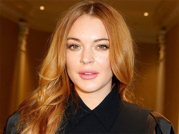 Lindsay Lohan reveals she's preggers - then caught smoking!