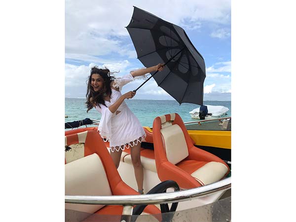 Judwaa 2 shooting ends, Taapsee Pannu shares another picture from set
