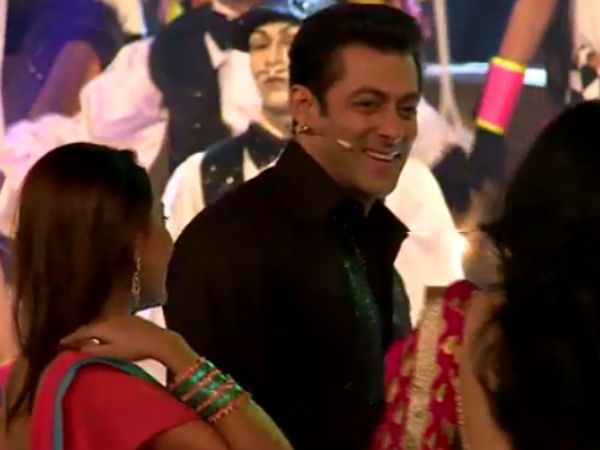 Salman With Pratyusha And Kamya During BB 7 Grand Finale