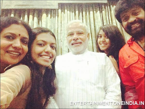 Narendra Modi Poss With Rajasekhar's Family For Photo