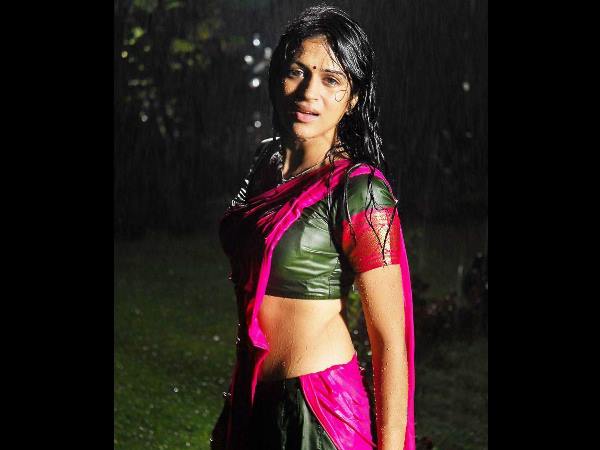 Wet Shraddha Das' Hot Body