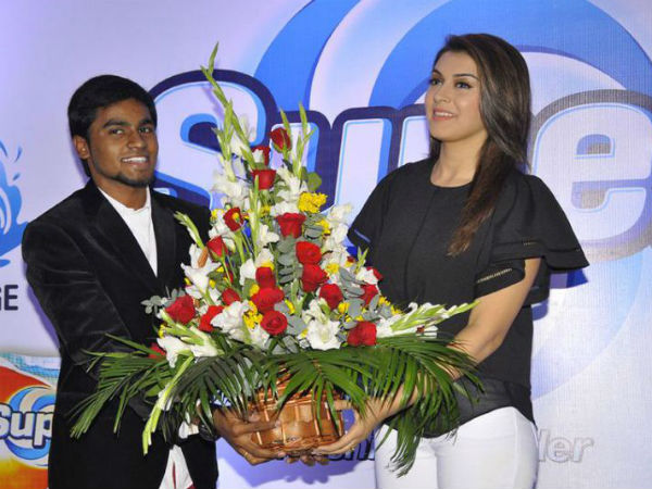 Hansika Motwani Presented A Bouquet